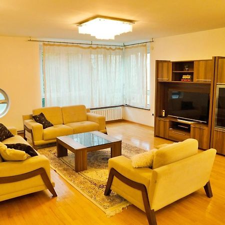 City Center Grand Apartment - Three-Bedroom, Free Parking Sarajevo Bagian luar foto