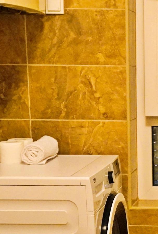 City Center Grand Apartment - Three-Bedroom, Free Parking Sarajevo Bagian luar foto