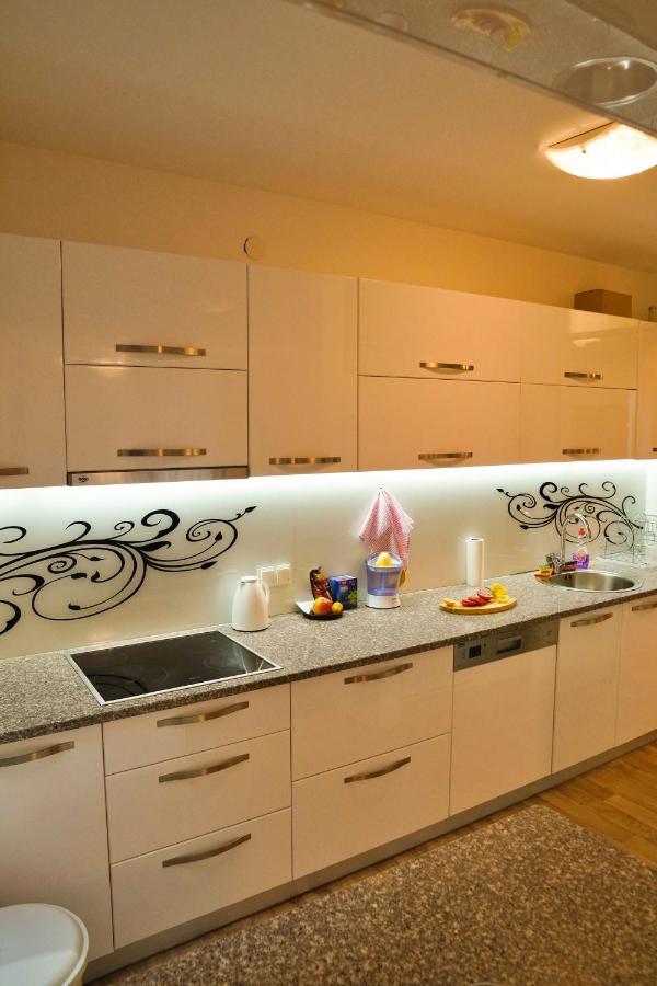 City Center Grand Apartment - Three-Bedroom, Free Parking Sarajevo Bagian luar foto