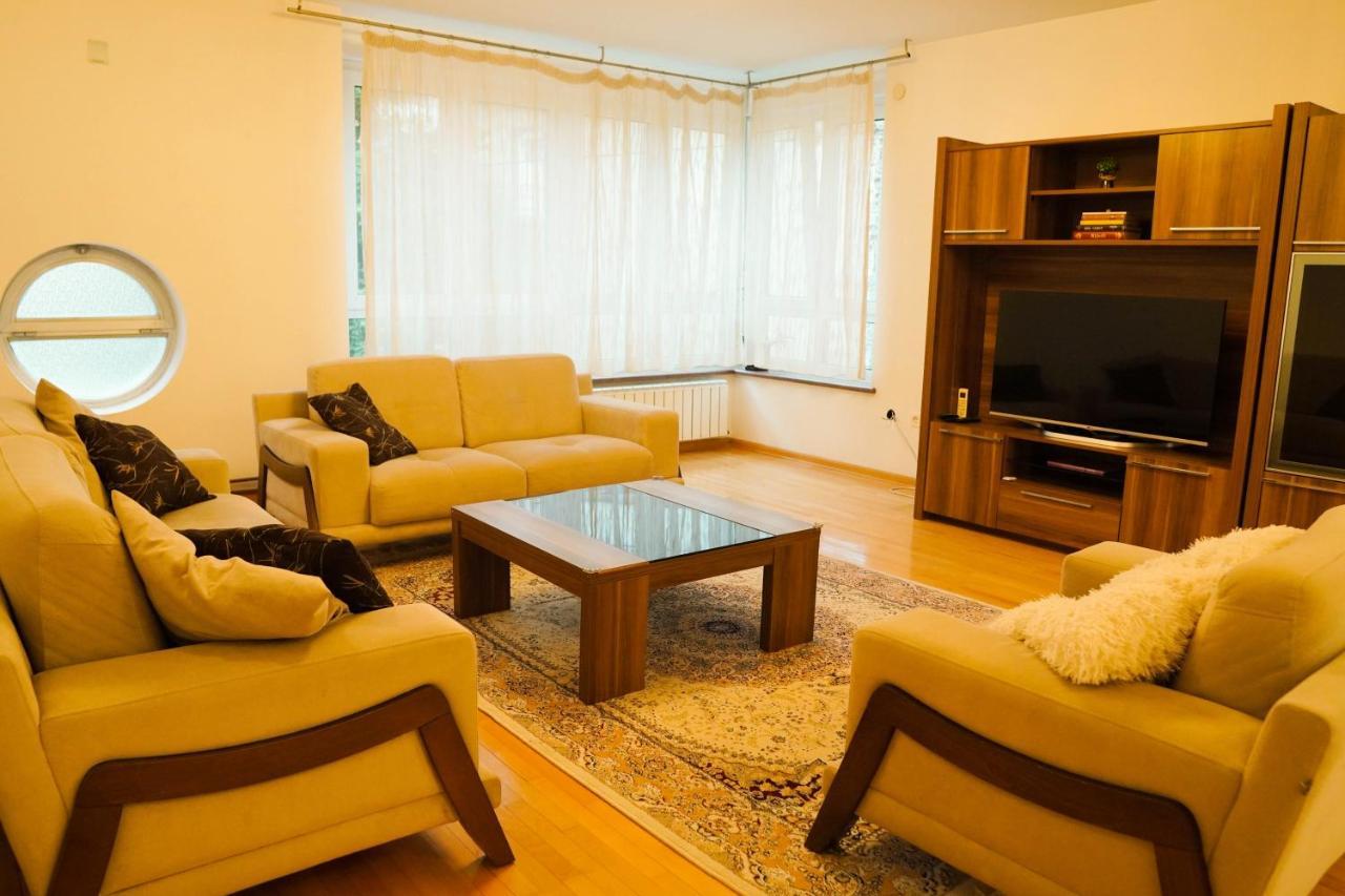 City Center Grand Apartment - Three-Bedroom, Free Parking Sarajevo Bagian luar foto