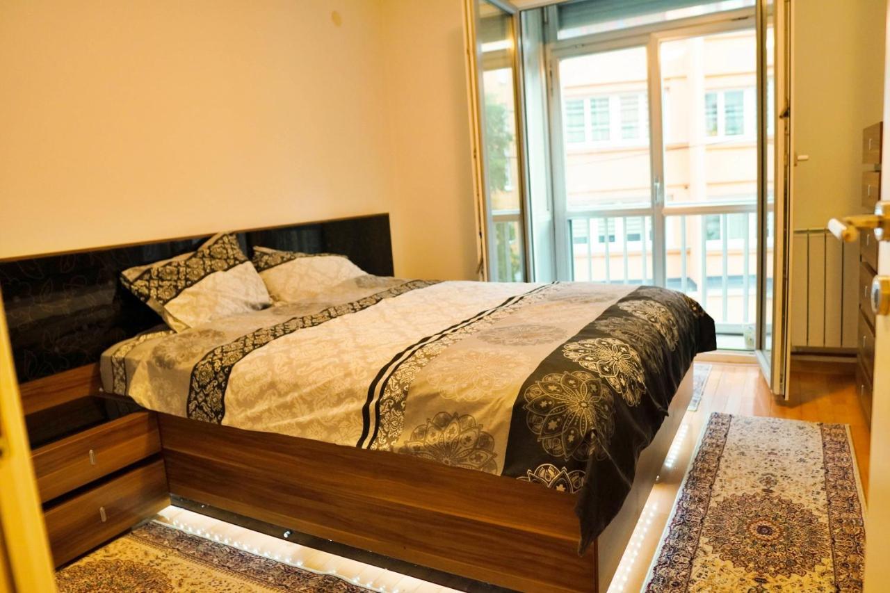 City Center Grand Apartment - Three-Bedroom, Free Parking Sarajevo Bagian luar foto