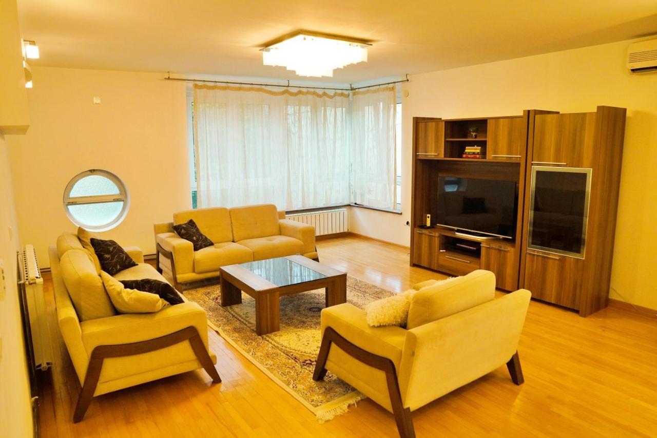 City Center Grand Apartment - Three-Bedroom, Free Parking Sarajevo Bagian luar foto