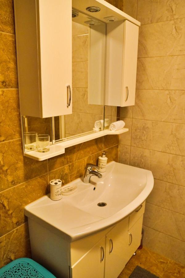 City Center Grand Apartment - Three-Bedroom, Free Parking Sarajevo Bagian luar foto