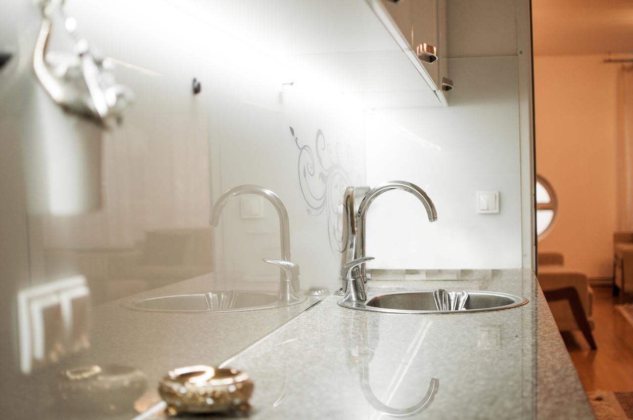 City Center Grand Apartment - Three-Bedroom, Free Parking Sarajevo Bagian luar foto